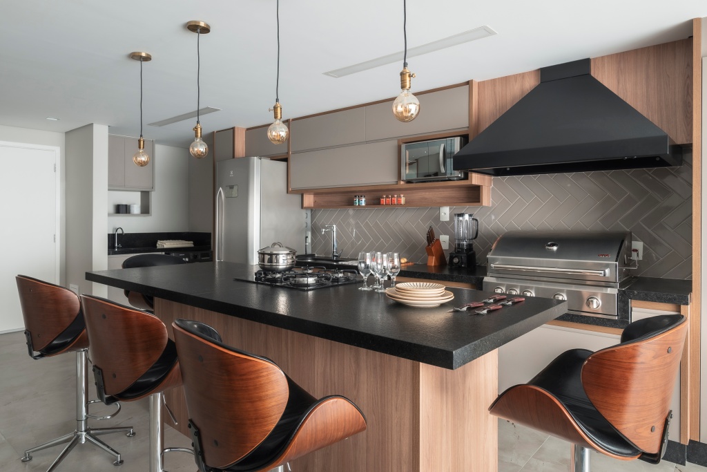 Cozinha Gourmet com churrasqueira valoriza   projeto de apartamento de solteiro, com 80m²