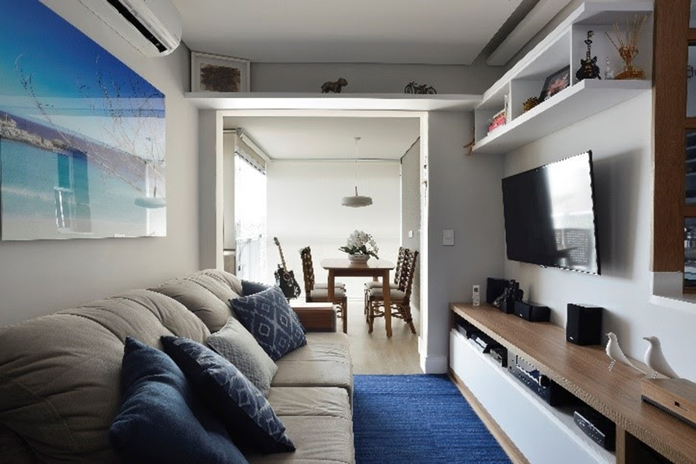 Toques de cor e soluções de drywall modernizaram apartamento de 87 m²