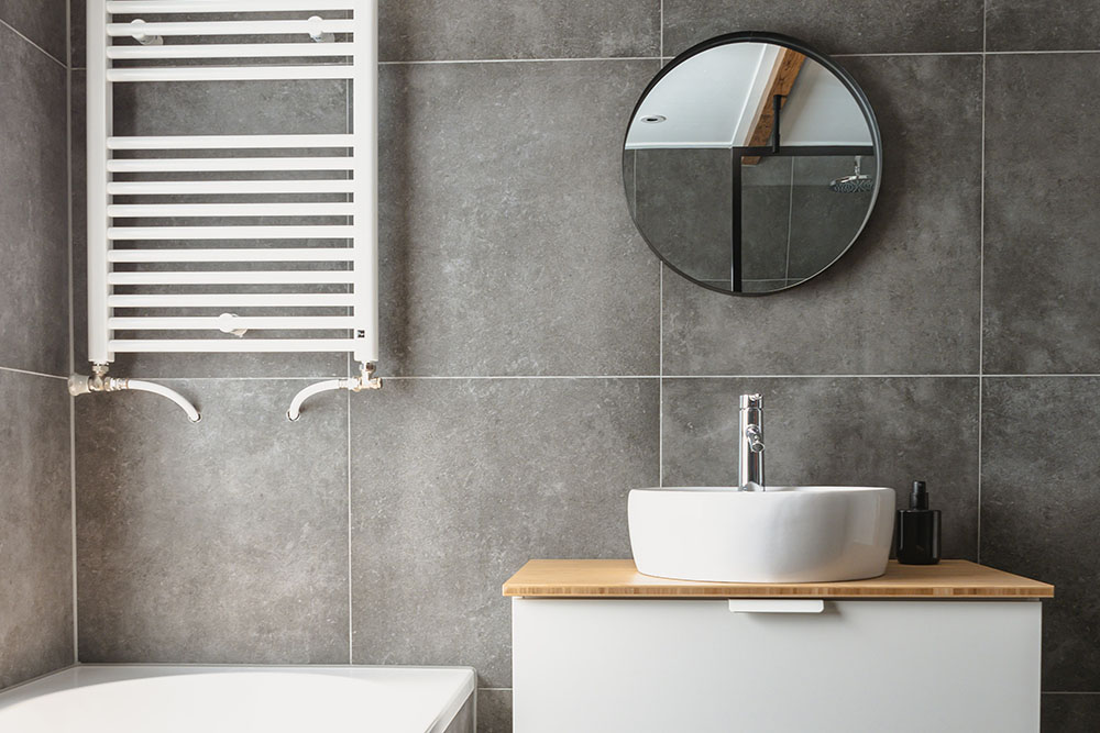 20 modelos de espelho para banheiro que realçam a decoração do ambiente