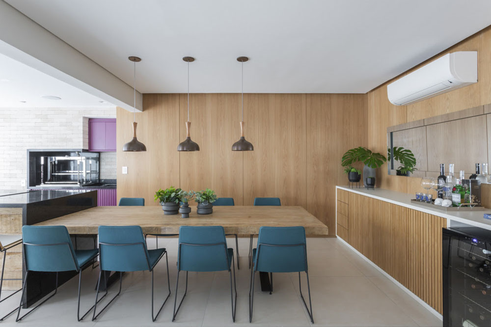 Ambientes conectados, cores alegres e texturas em marcenaria são destaques em projeto de  arquitetura