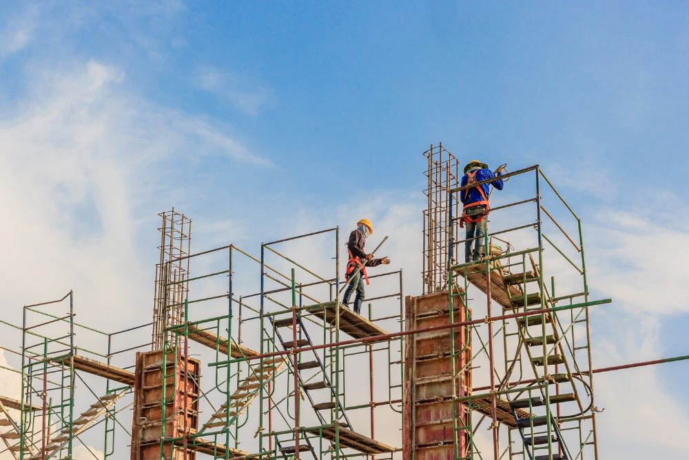Andaimes de Aço, Alumínio, Madeira e Fibra: Qual Escolher?