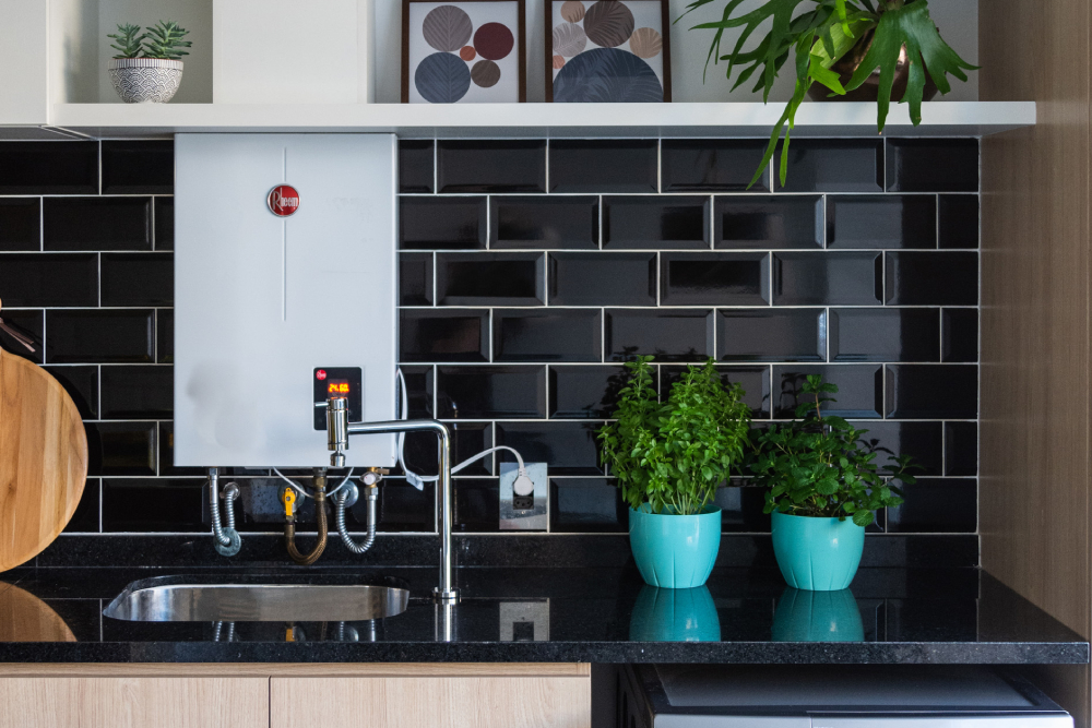 Aquecedor a gás: veja como é possível camuflar o aparelho com segurança e funcionalidade