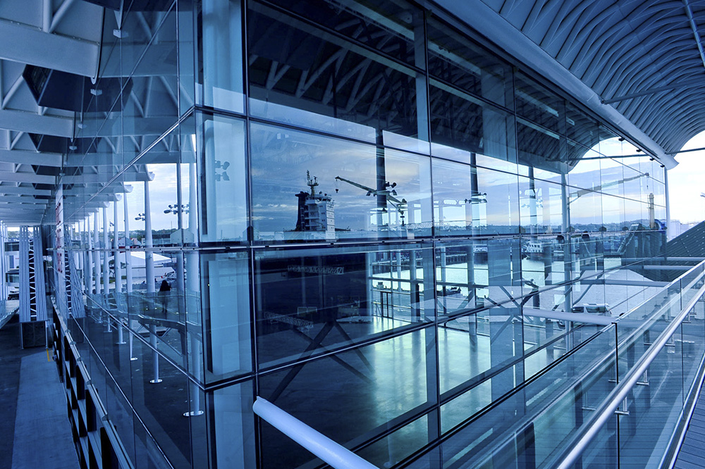 Como criar um escritório em estilo industrial com a utilização de vidros