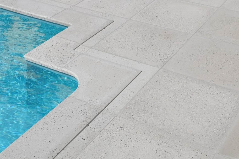 Como impermeabilizar e limpar revestimentos cimentícios em áreas de piscina?