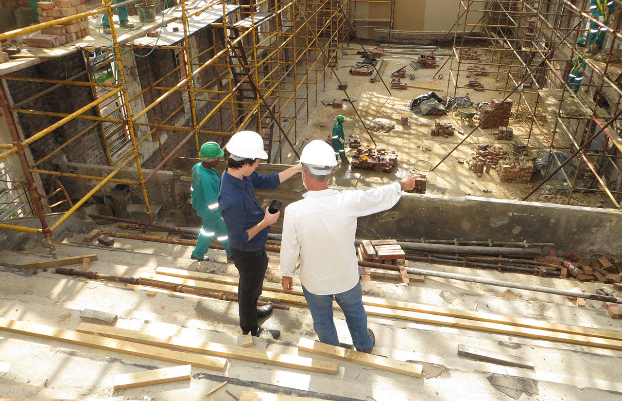 Conheça as vantagens e desvantagens de fazer uma obra com uma construtora