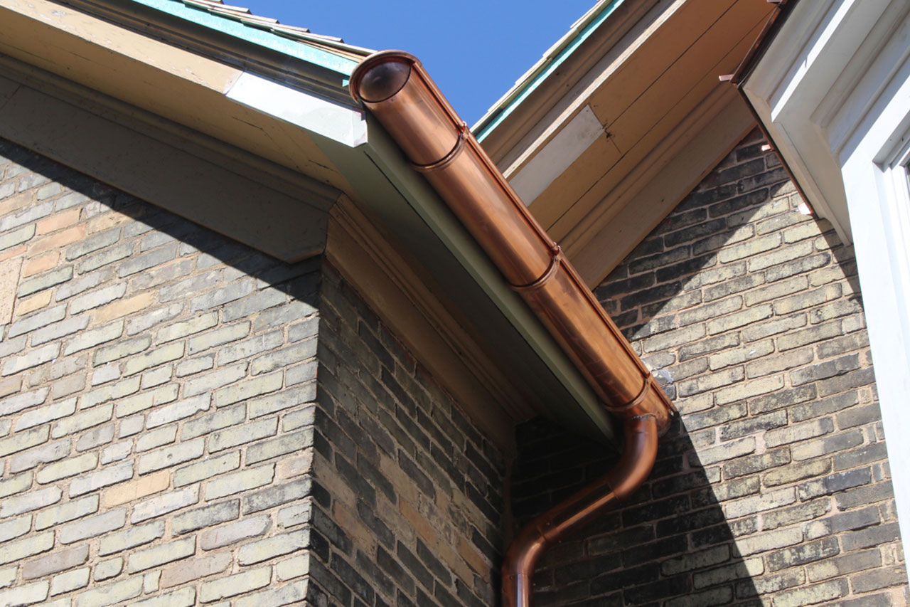 Conheça os diferentes tipos de calhas e rufos