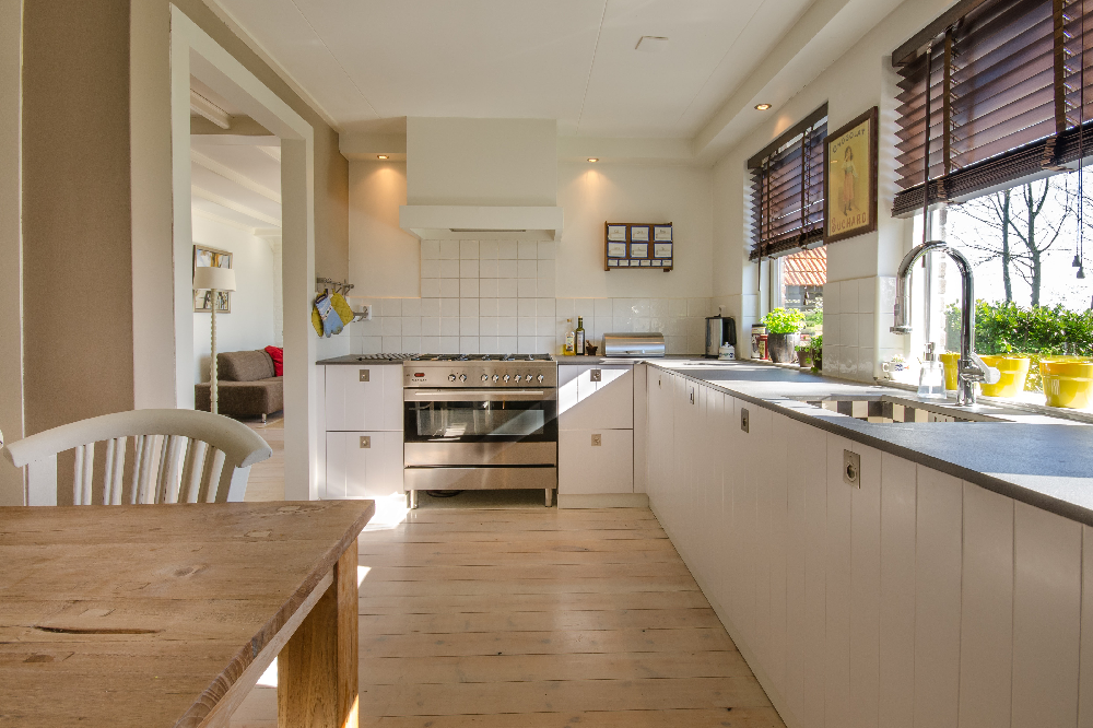 Cozinha com teto de gesso rebaixado