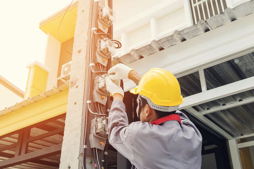 Eletricistas: Dicas essenciais para evitar acidentes de trabalho 