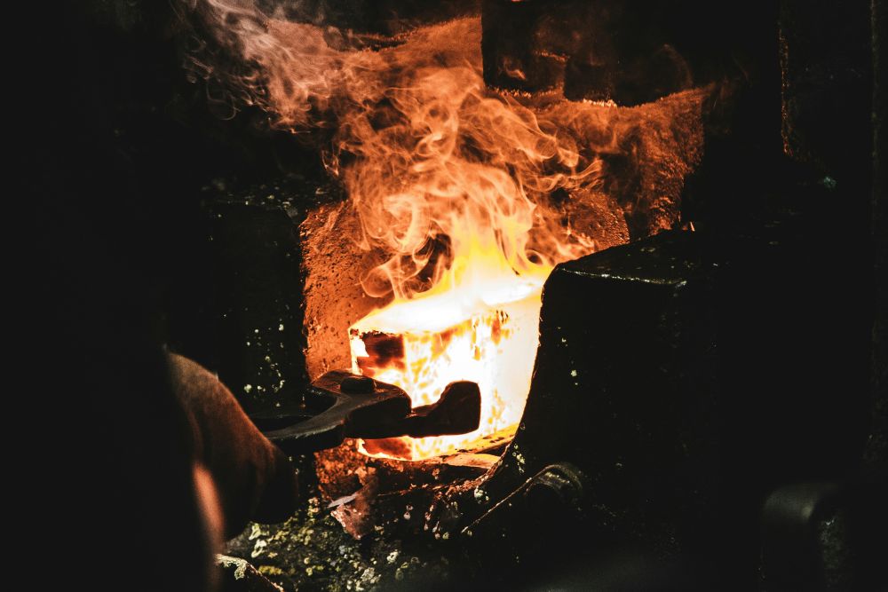 Ferro Fundido vs. Ferro Forjado: Entendendo as Diferenças e Aplicações