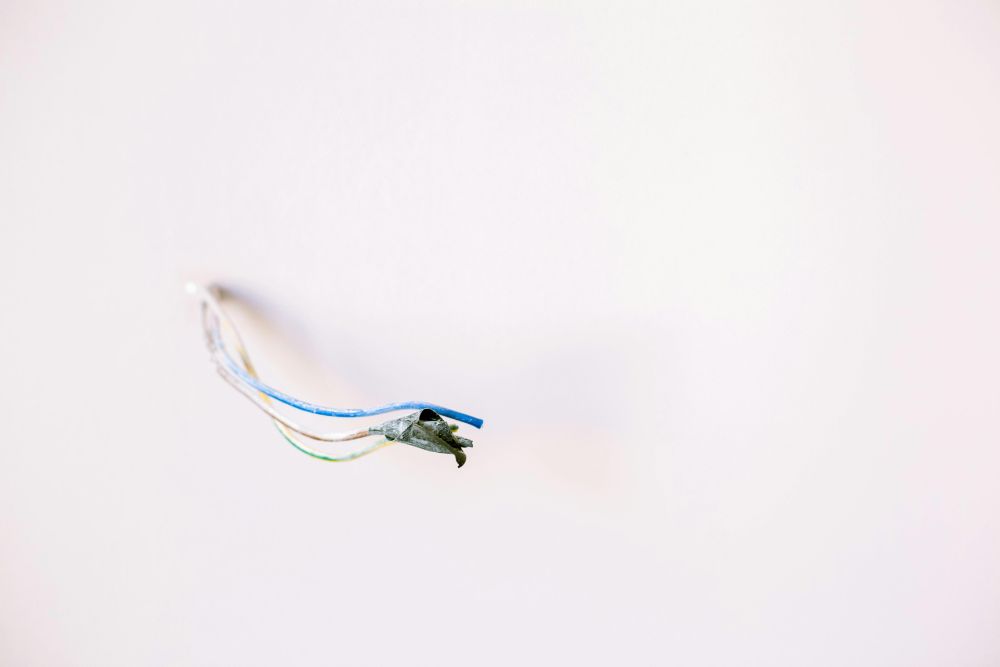 Fios e Cabos Descascados: Perigos e Cuidados Essenciais