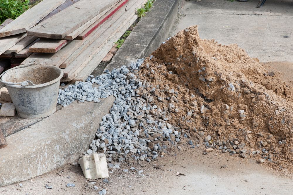 O que fazer com o excesso de areia e pedra após a construção?