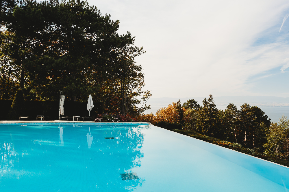 Os itens essenciais que não podem faltar em nenhuma piscina