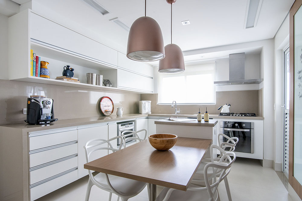 Projeto de reforma moderniza cozinha e varanda de um apartamento