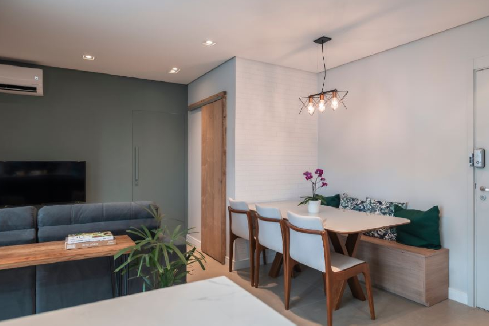 Reforma no apartamento concilia trabalho e conforto para jovem casal