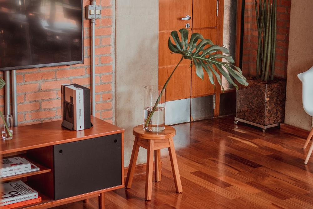 Revestimentos amadeirados são bem-vindos em casas de campo, praia ou na cidade