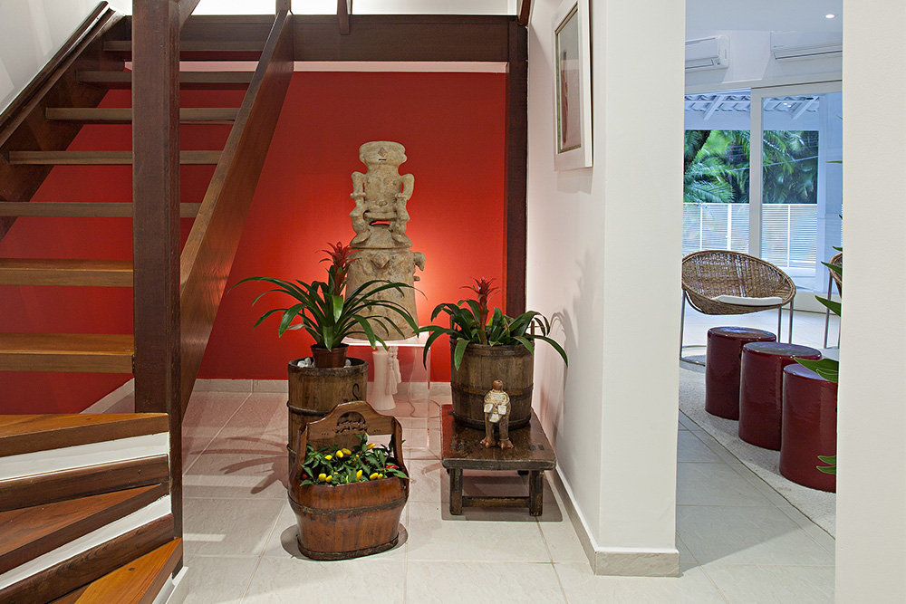 Saiba como aproveitar o vão embaixo da escada