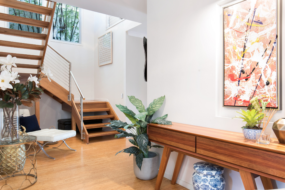 Um toque rústico: 6 motivos para ter uma escada de madeira em casa